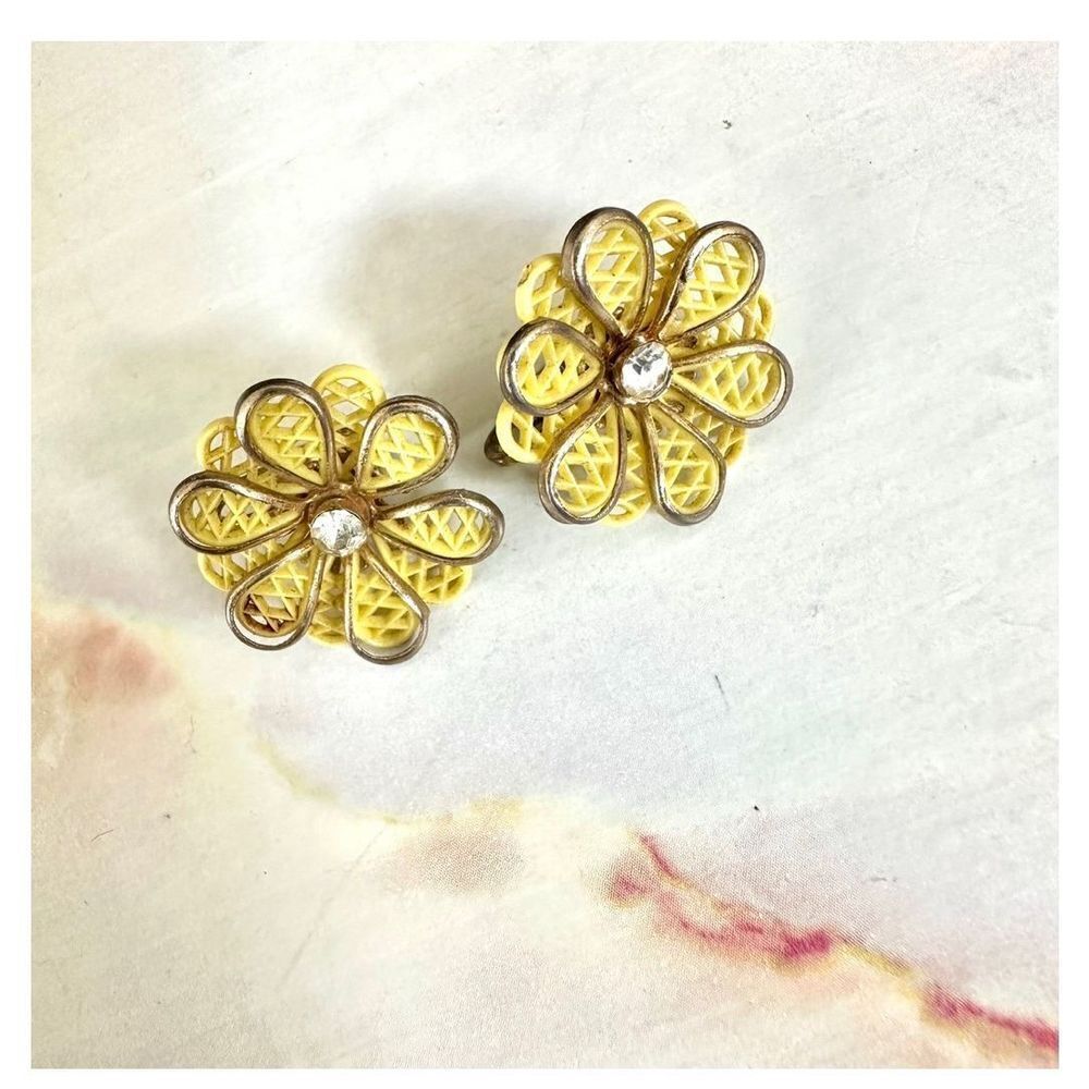 Coro vintage yellow flower rhinestone clip on earrings